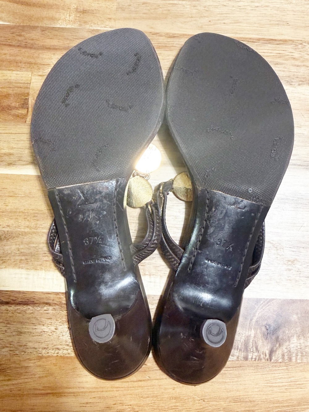 Louis Vuitton Y2K Vintage Brown Leather Gold Coin Quatrefoil Thong Sandals 37.5 - Picture 7 of 11
